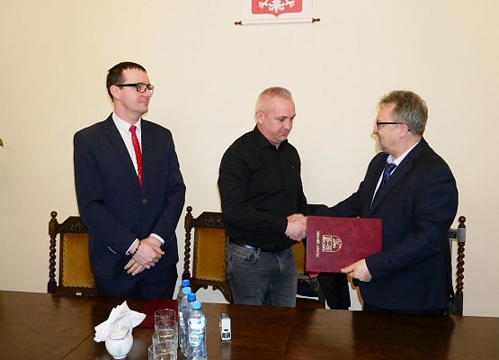 Podpisanie umowy na przebudowę