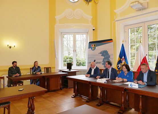 Podpisanie umowy na realizację