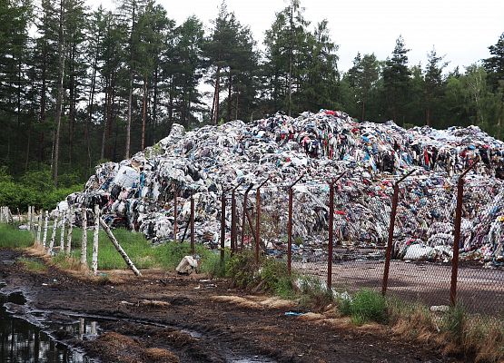 Hałda tekstylnych śmieci w