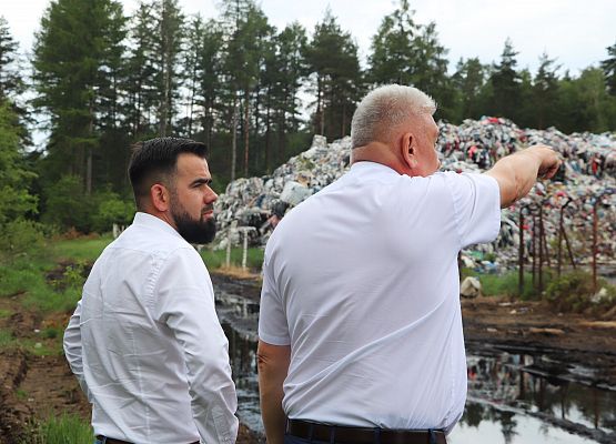 Wójt Cewic omawia ze starostą