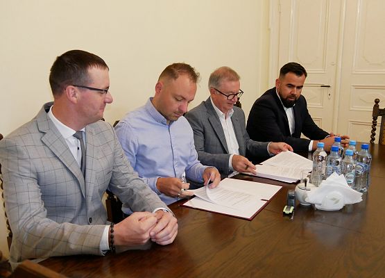 Podpisanie umowy na przebudowę