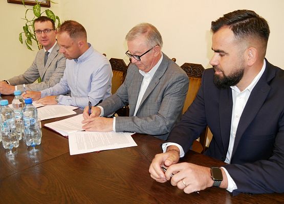 Podpisanie umowy na przebudowę