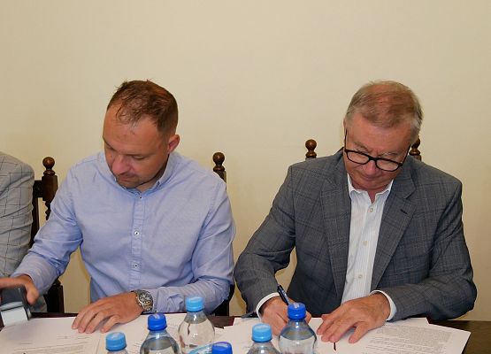 Podpisanie umowy na przebudowę