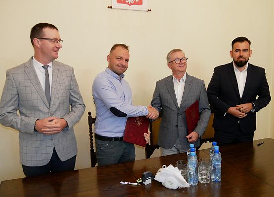 Podpisanie umowy na przebudowę