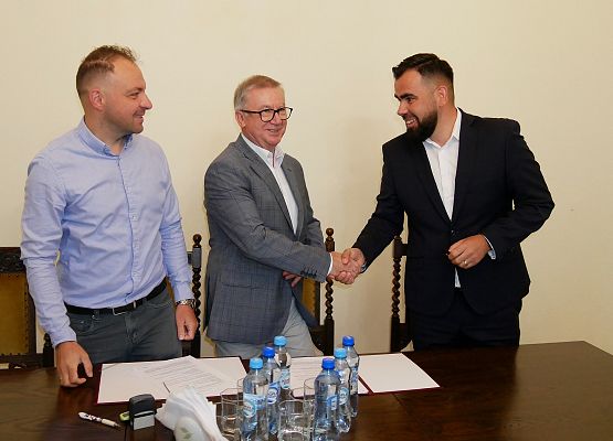 Podpisanie umowy na przebudowę