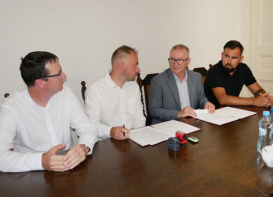 Podpisanie umowy na przebudowę