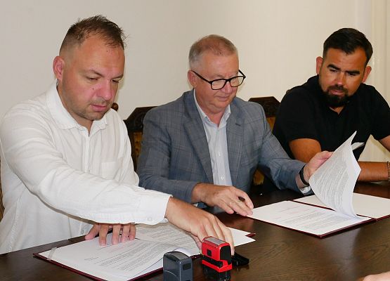 Podpisanie umowy na przebudowę