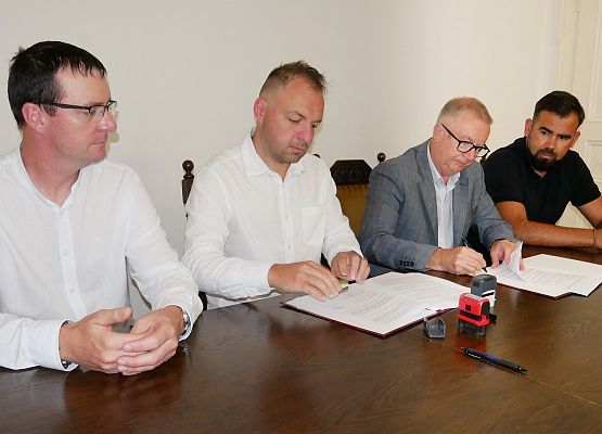 Podpisanie umowy na przebudowę