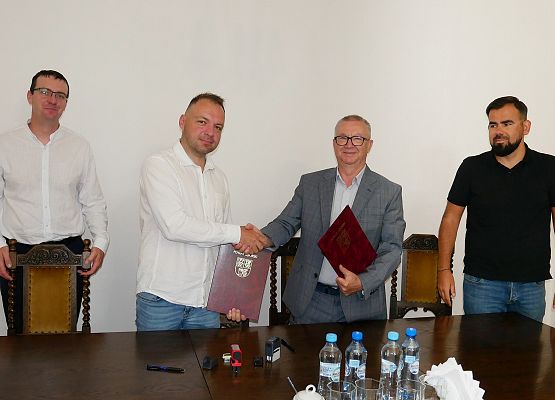 Podpisanie umowy na przebudowę