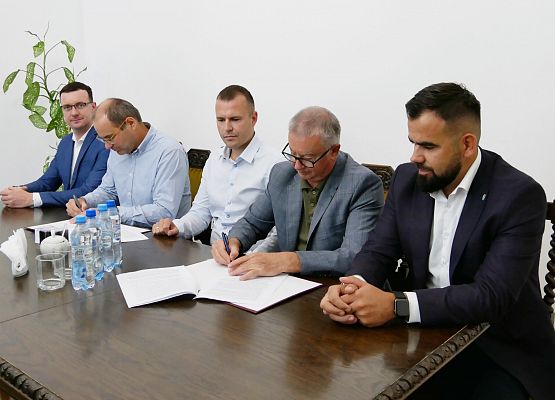 Podpisanie umowy na przebudowę