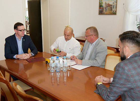 Podpisanie umowy na przebudowę