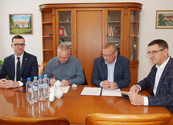 Podpisanie umowy na przebudowę