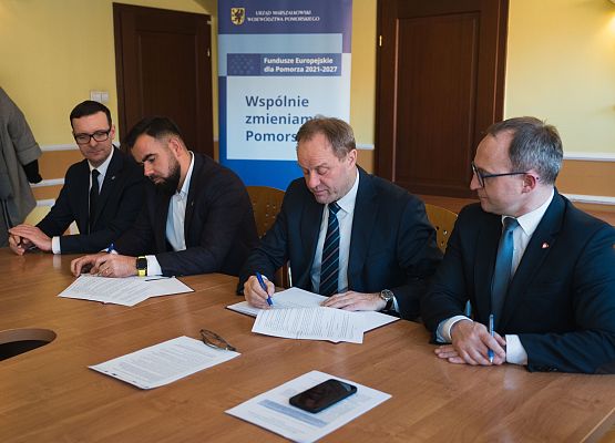 Podpisanie umowy w Urzędzie