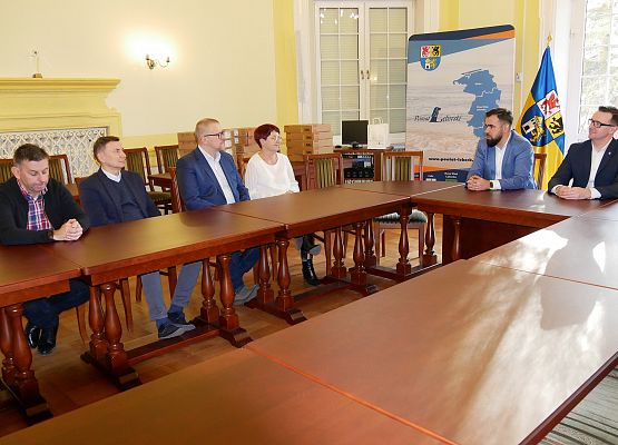 Przekazanie laptopów dla