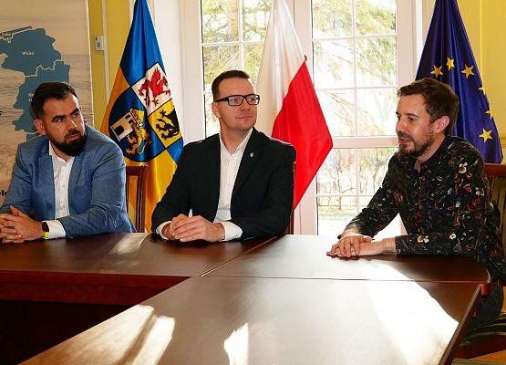 Przekazanie laptopów dla