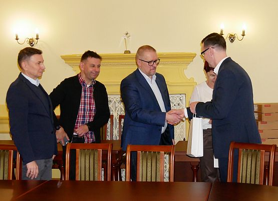 Przekazanie laptopów dla