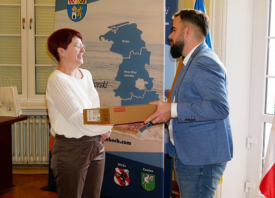 Przekazanie laptopów dla