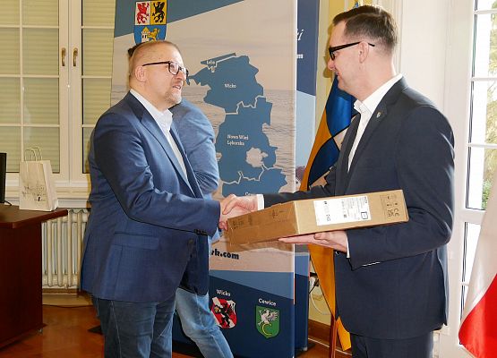 Przekazanie laptopów dla