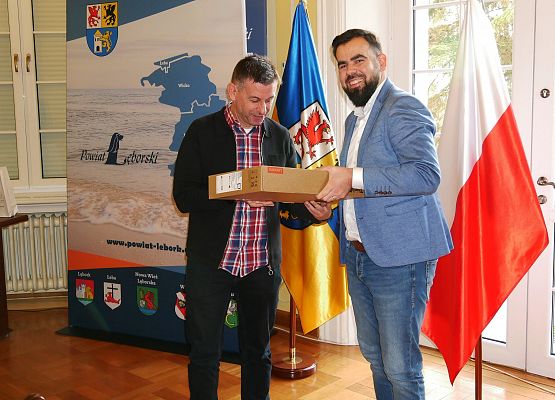 Przekazanie laptopów dla