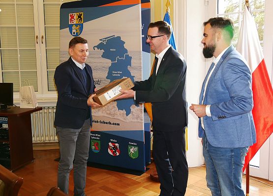 Przekazanie laptopów dla