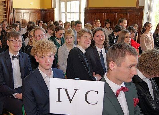 Pożegnanie absolwentów w LO 1