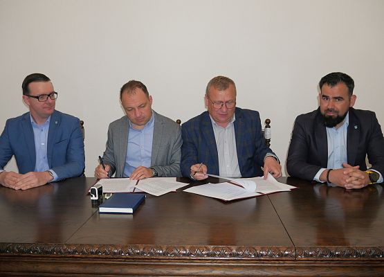 Podpisanie umowy na przebudowę