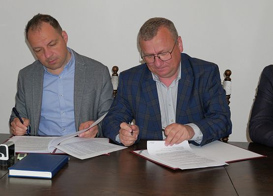 Podpisanie umowy na przebudowę