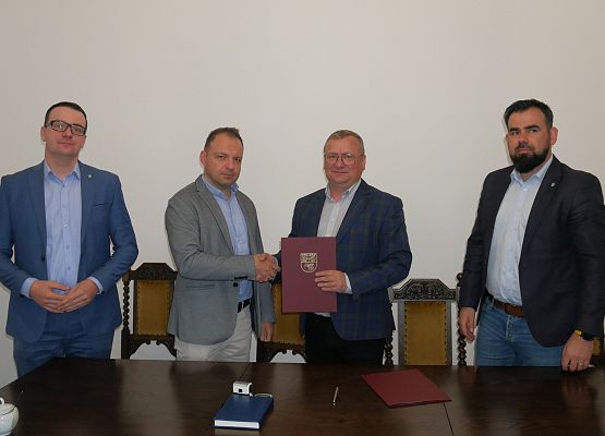 Podpisanie umowy na przebudowę