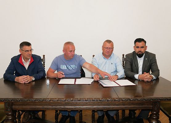 Podpisanie umowy na budowę