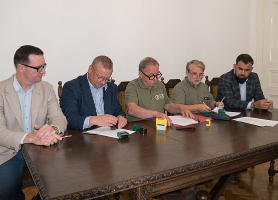 Podpisanie umów między