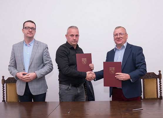 Podpisanie umowy na przebudowę