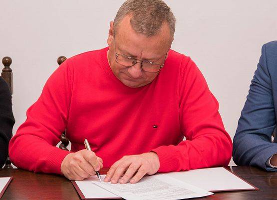 Podpisanie umowy na remonty