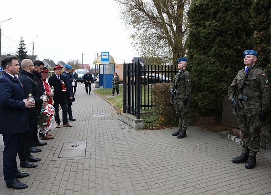 Zapalenie zniczy pod tablicą