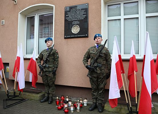 Uroczystość pod tablicą