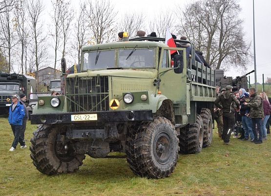 Militarny piknik na Saharze w