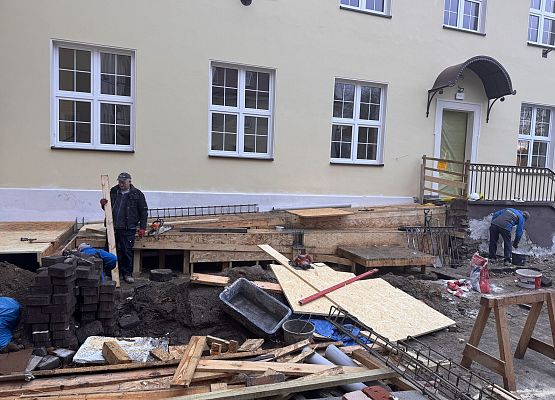 Prace budowlane na dziedzińcu