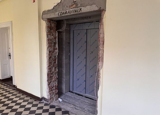 Jedno z wejść do windyprzed