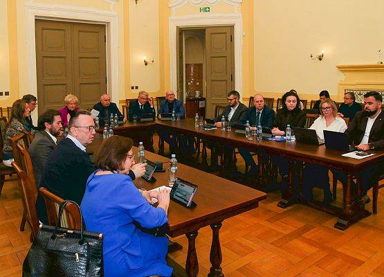 Obrady nadzwyczajnej sesji