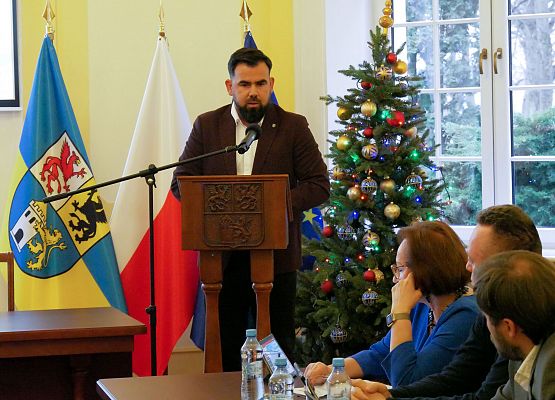 Obrady nadzwyczajnej sesji