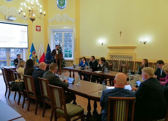 Obrady nadzwyczajnej sesji